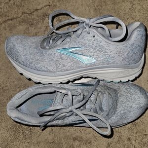 7.5 Brooks shoes with great life left